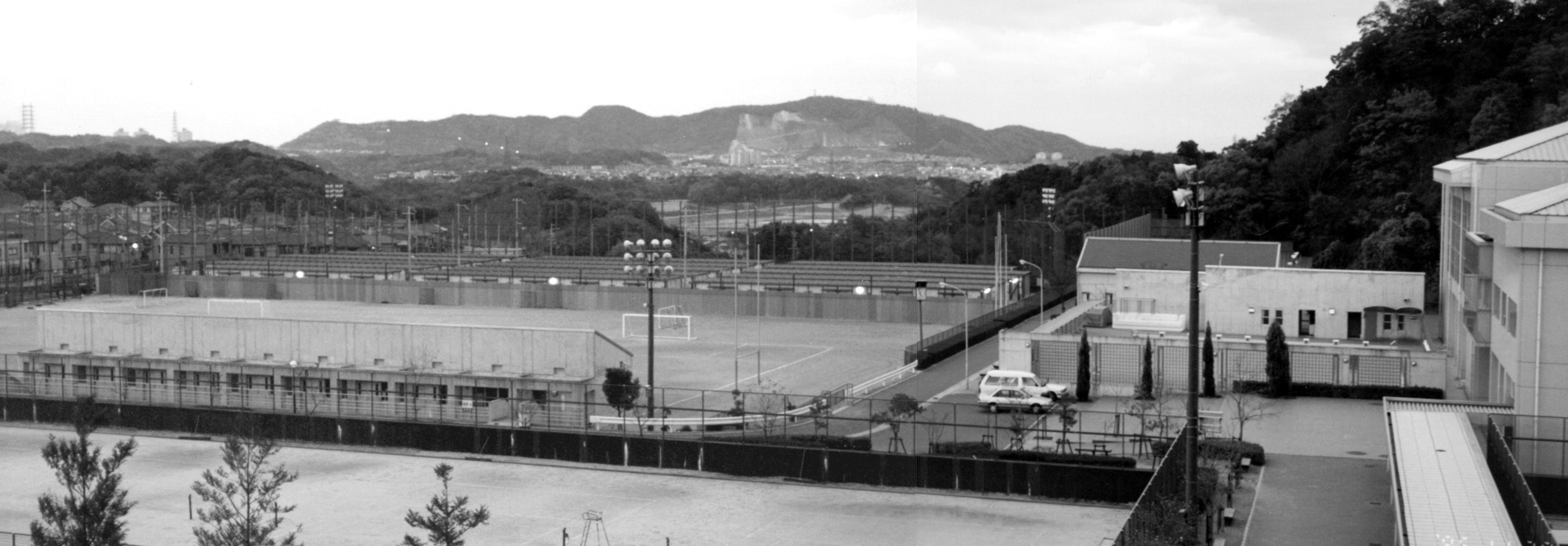 写真5-1 グランドに建設された仮設住宅の遠景